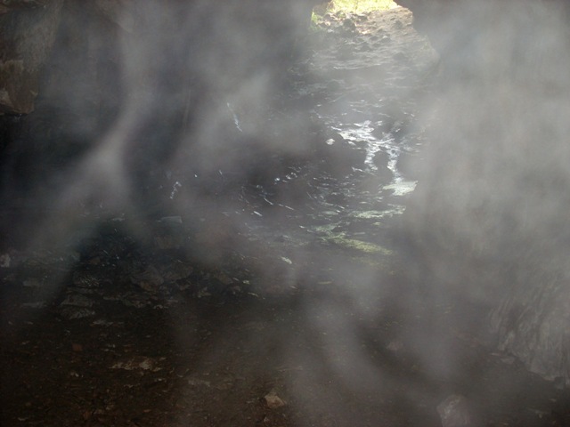 Пещера Дружба в Оленьих Ручьях. Вид на вход, он же выход. + эсперанто